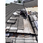 治療屋頂接縫施工中 - 萬能抓漏工程