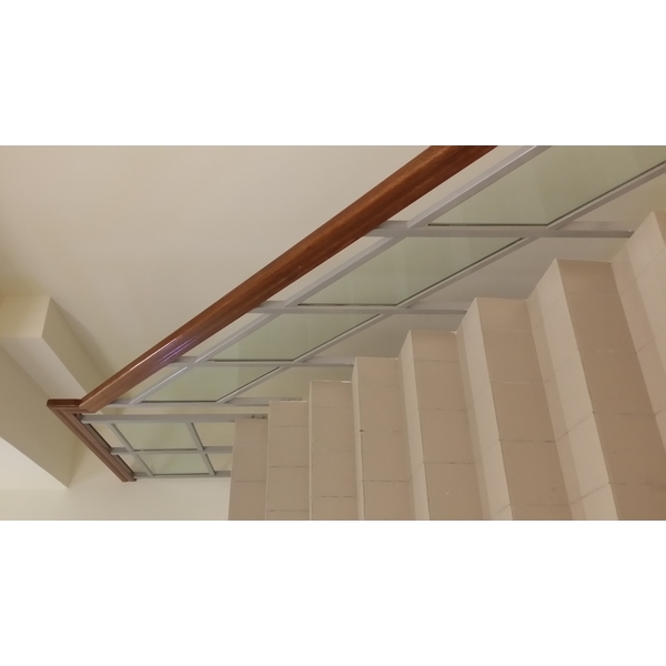 樓梯玻璃木扶手,紫福金屬建材有限公司