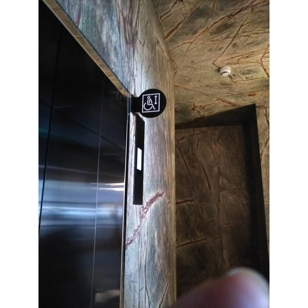 殘障電梯指示牌