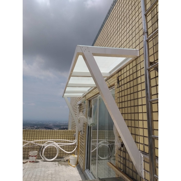 陽台雨遮-使用5+5mm白膜膠合強化玻璃。