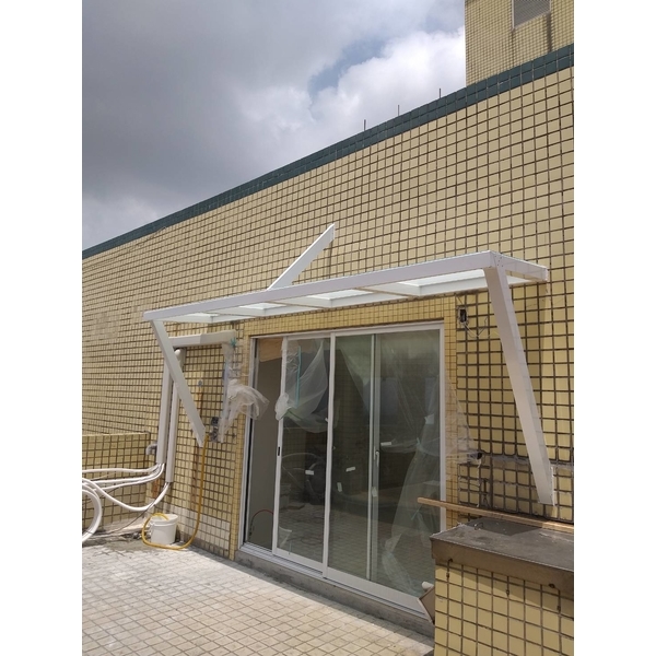 陽台雨遮-使用5+5mm白膜膠合強化玻璃。