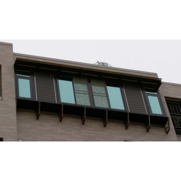 5樓陽台凸窗   推拉窗+活動鋁百葉+氣密窗