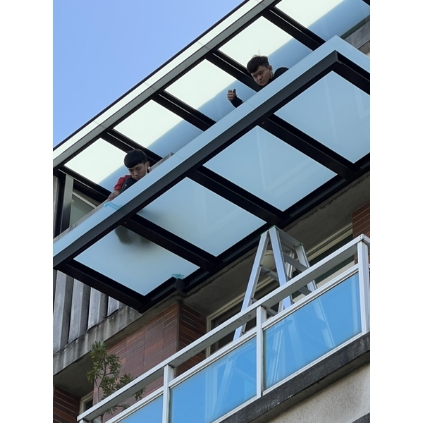 龜山區-鋁鋼構雨遮＆膠合白膜玻璃-富祥鋼鋁企業社