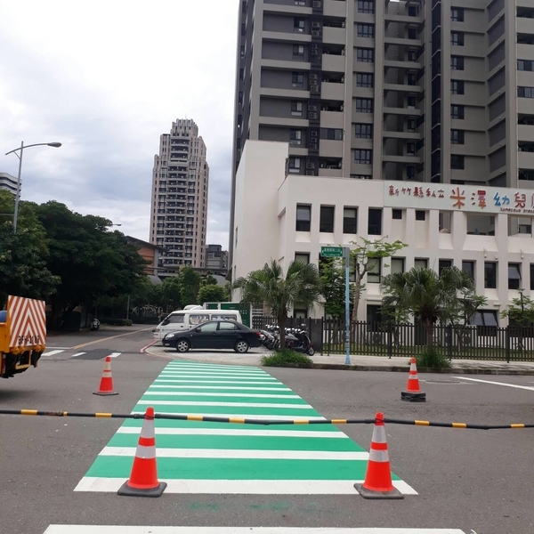 斑馬線－冷塑型彩色止滑道路塗料 	-鈺晟科技有限公司