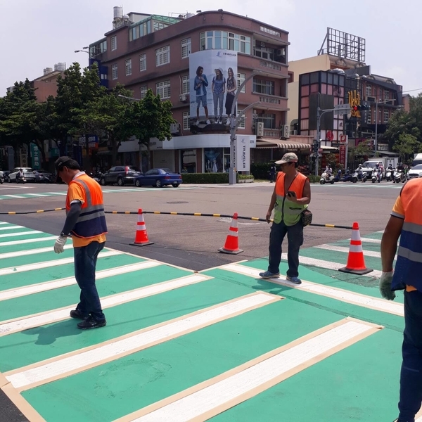 斑馬線－冷塑型彩色止滑道路塗料 	-鈺晟科技有限公司