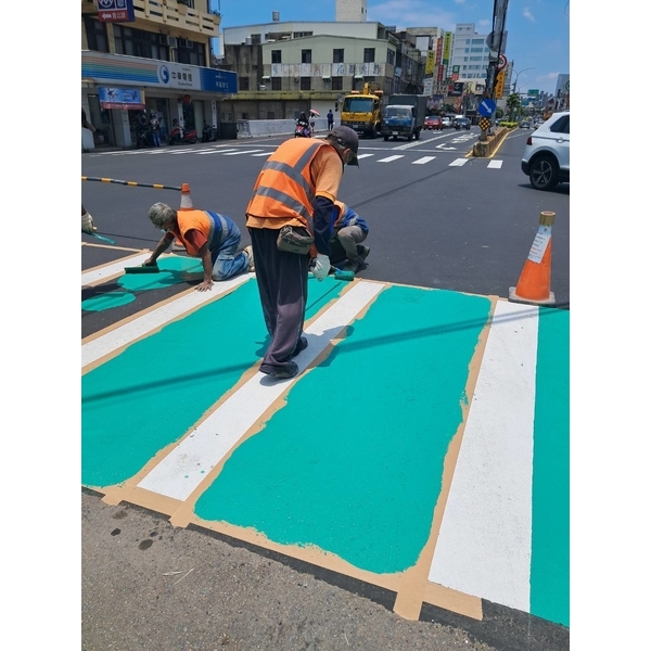 冷塑型彩色止滑道路塗料-道路斑馬線施工