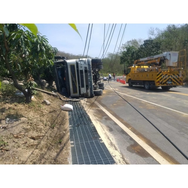 工程車車禍翻覆處理-三太子工程行