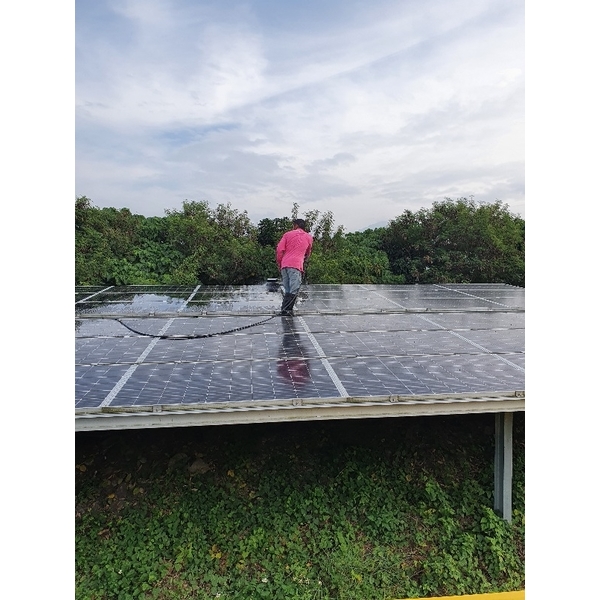 配合清洗太陽能板補水作業-總豪工程行