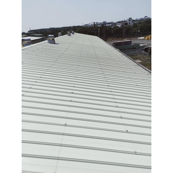 工廠屋頂覆蓋雙層鋼板