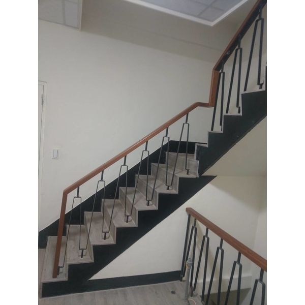 舊塑膠樓梯扶手改裝木扶手-上新樓梯扶手工業社