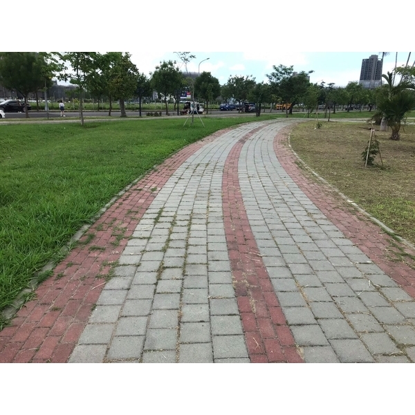 松竹捷運旁.南興路(南興公園)人行步道磚.重鋪整修