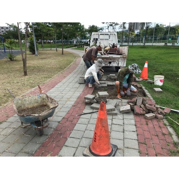 松竹捷運旁.南興路(南興公園)人行步道磚.重鋪整修