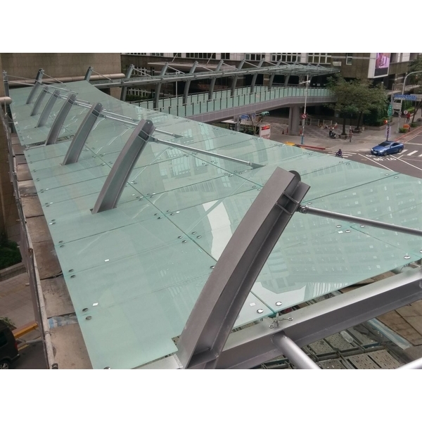 鋁包板玻璃欄杆-新府路段-新板特區空橋實景