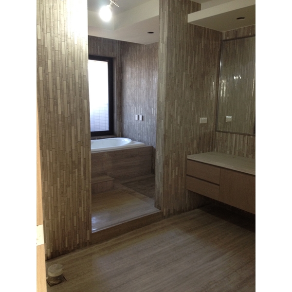 07 IMG_3341 貴州白灰木紋石材馬賽克浴室牆面施工完成-樂業街14樓s