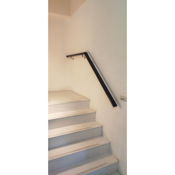 安裝崁壁式樓梯扶手