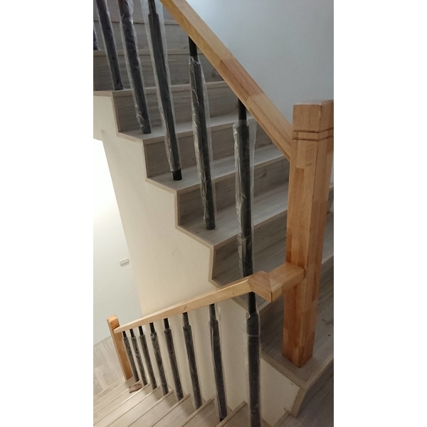 安裝木樓梯扶手